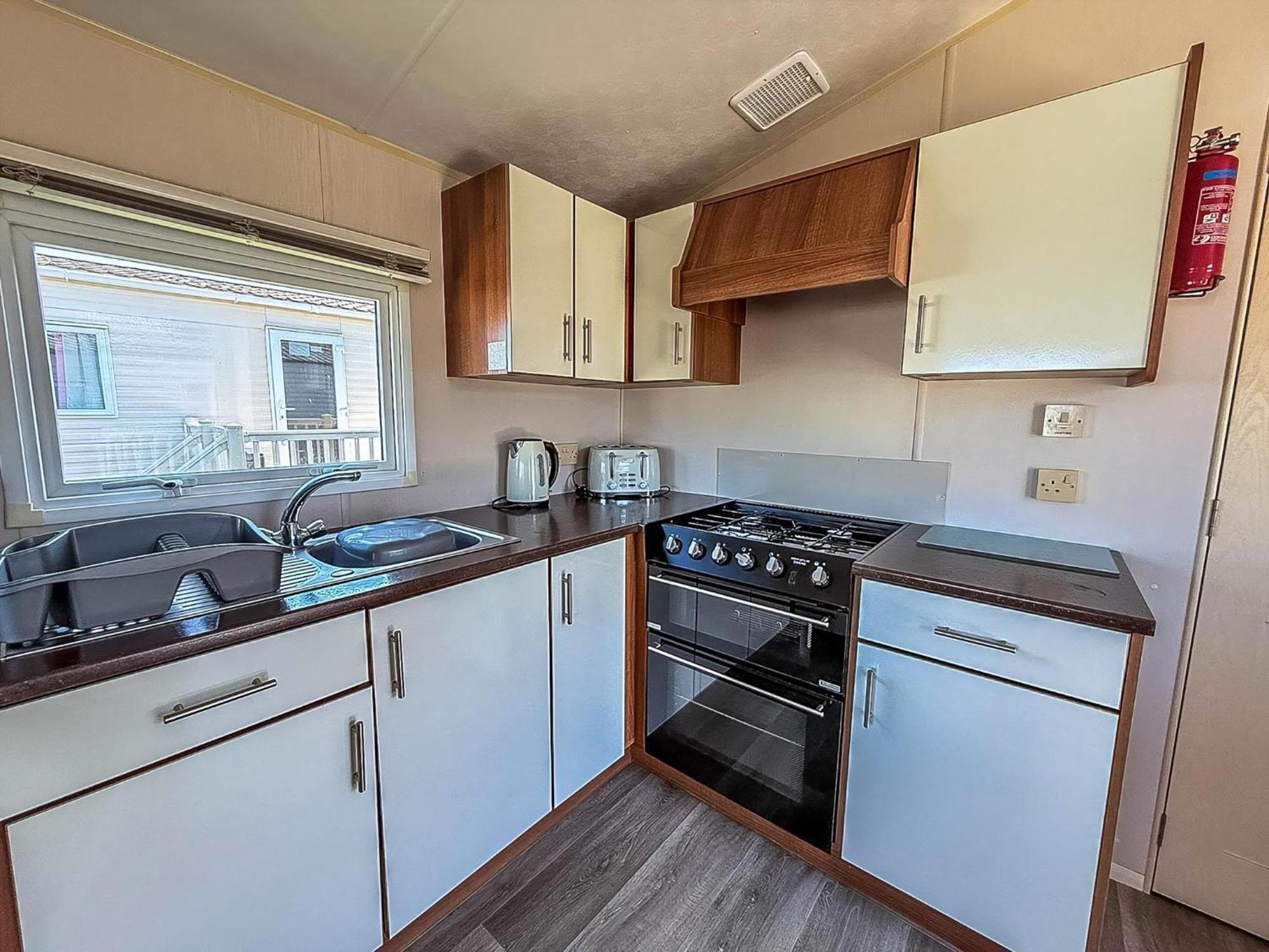 Great 6 Berth Caravan With Decking At Manor Park In Hunstanton Ref 23017B Eksteriør billede